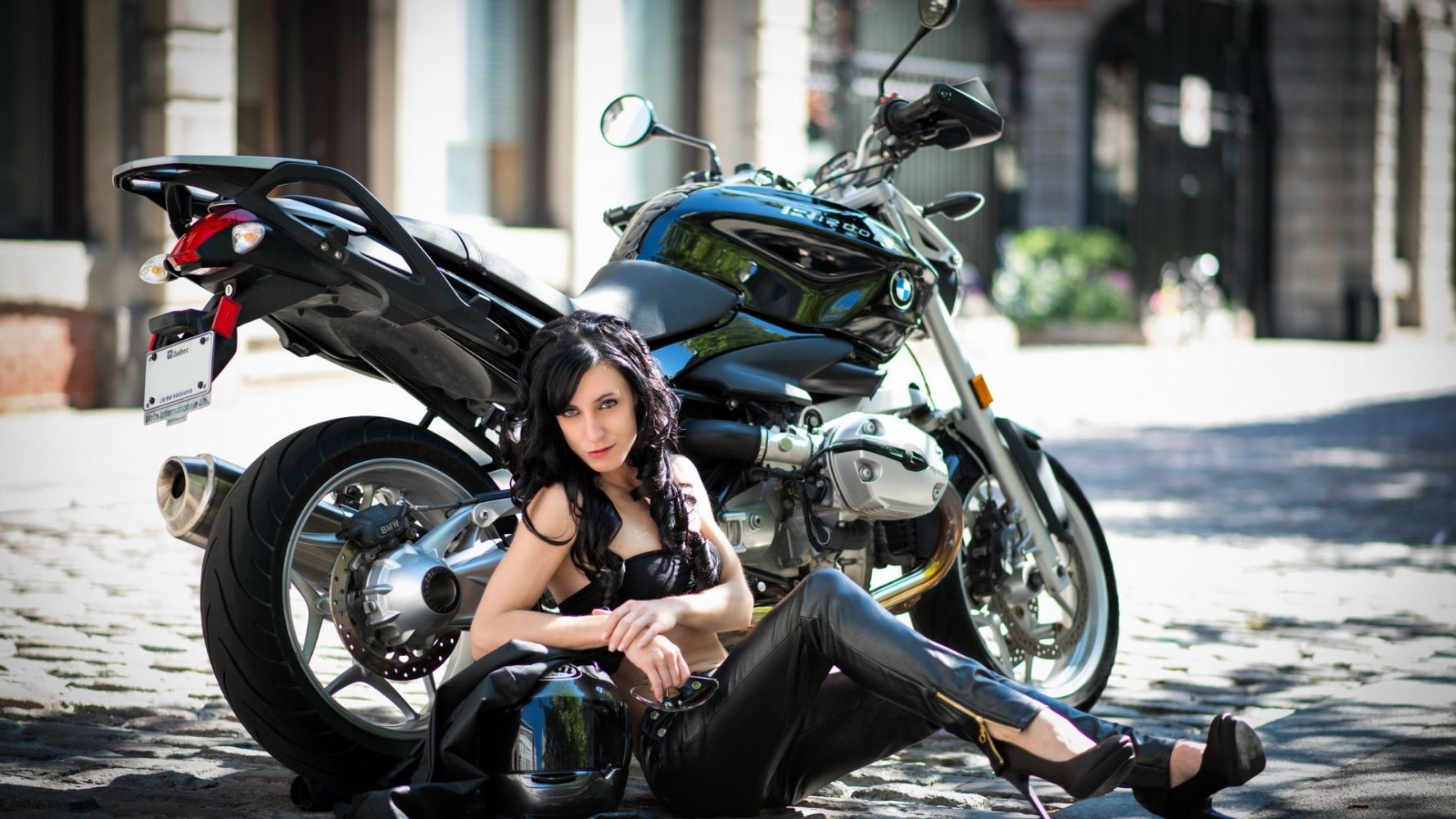 European women on bikes in Handan