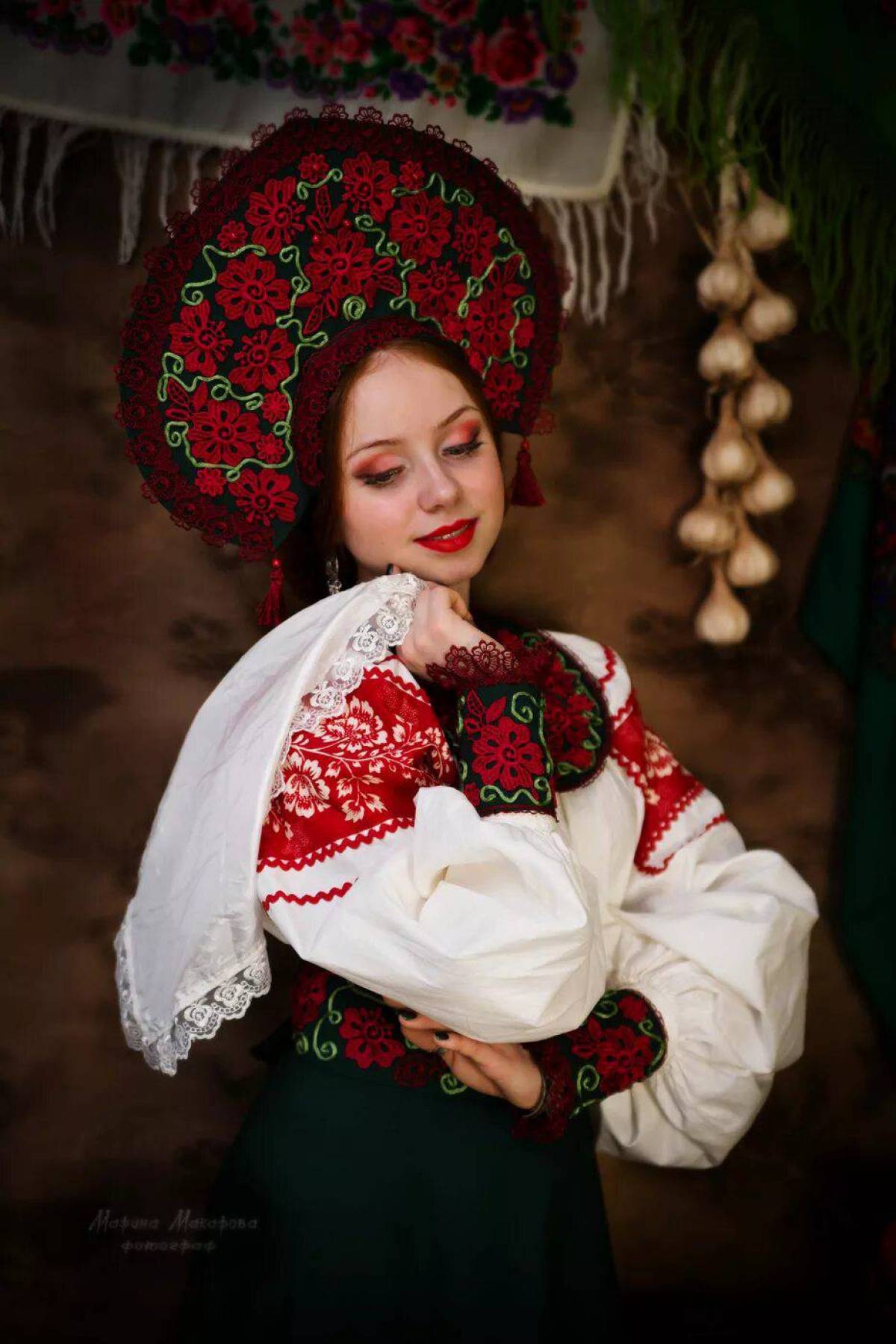 Women in Slavic costumes underwear in Handan